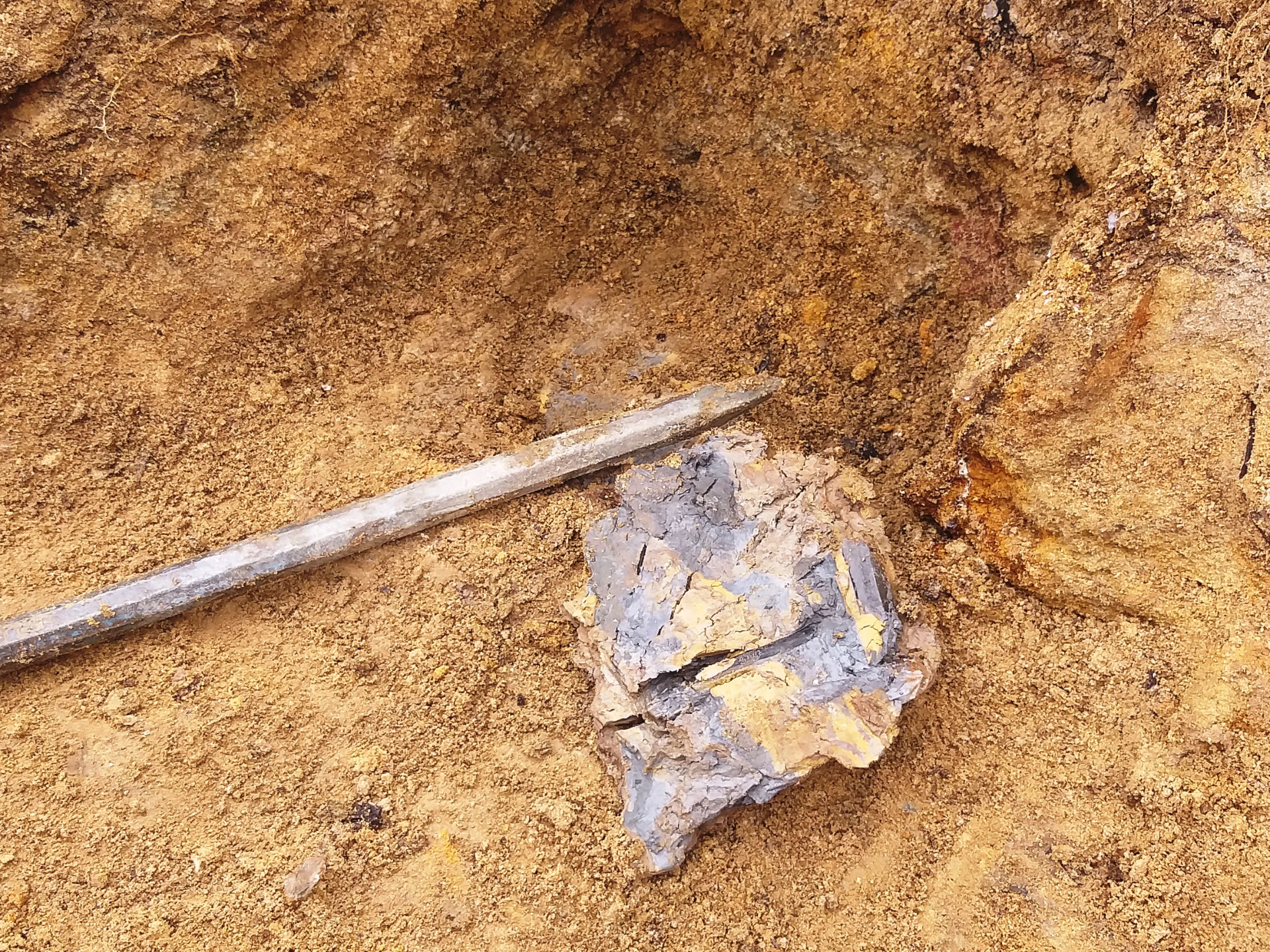 Pedaço de argila com cristais de Selenite - Julho de 2025