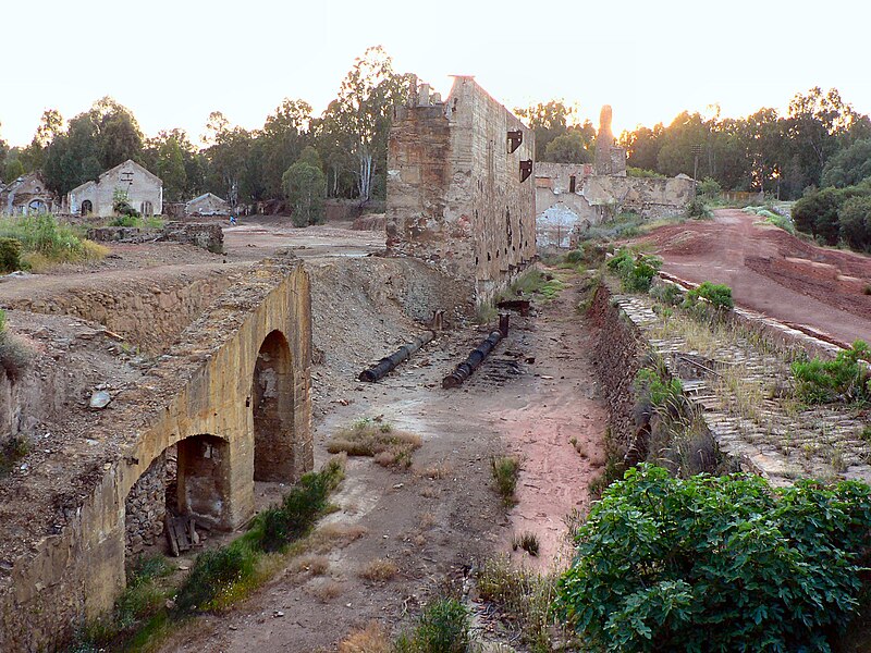 Ruinas das instalações - (Wikipédia)