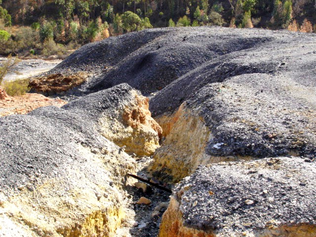 Linha de água com depósito de enxofre/copiapite
