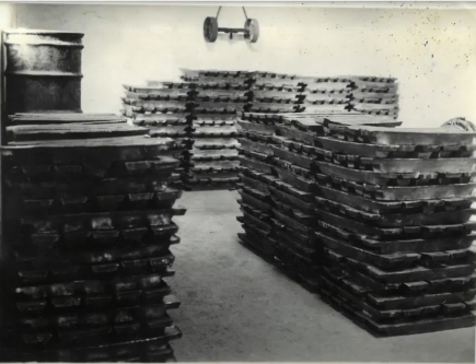 Armazém com lingotes de Chumbo - R. Vidal