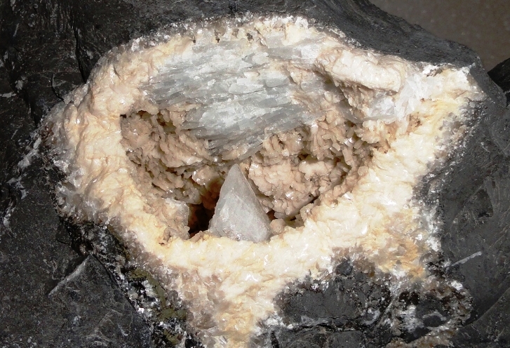 Anidrite, Celestite -(Cavidade) - 10x9cm