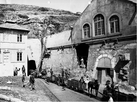 Entrada da galeria Stª Barbara e vestigio dos poços Raposos  - 1925 - (S. Pinto)